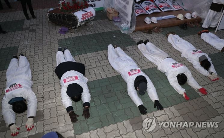 비정규직 이제그만 공동투쟁 관계자들이 14일 오후 서울 여의도 국회 앞에서 중대재해기업처벌법 제정을 촉구하며 오체투지를 하고 있다. [이미지출처=연합뉴스]
