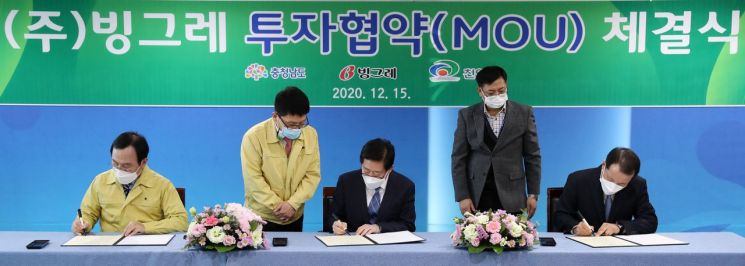 양승조 충남도지사(오른쪽 두 번째)가 15일 도청에서 투자협약서에 서명을 하고 있다. 충남도 제공
