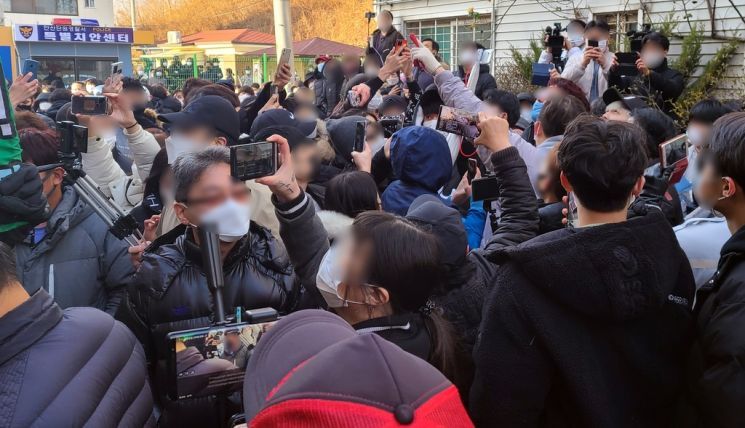 '조두순 호송 차량 지붕 난동' 유튜버 영장 기각 "증거 인멸 우려 없어"