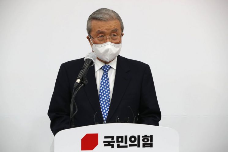 김종인 국민의힘 비상대책위원장이 15일 오전 서울 여의도 국회에서 긴급 기자회견을 열고 전직 대통령 구속 관련 대국민사과와 함께 인적쇄신을 약속하고 있다. / 사진=연합뉴스