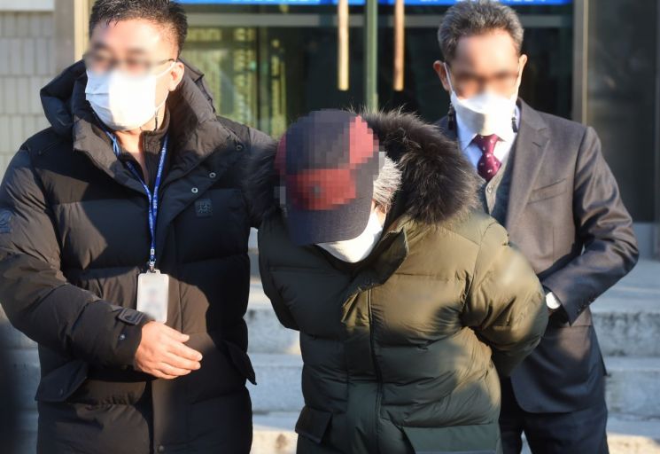 형기를 마치고 출소한 아동 성범죄자 조두순이 12일 오전 경기도 안산시 법무부안산준법지원센터에서 나오며 고개 숙여 인사하고 있다. 다만 `뒷짐`은 여전히 풀지 않아 제대로 된 인사가 아닌 것은 물론 반성의 의지가 없는 게 아니냐는 지적이 나온다. [이미지출처=연합뉴스]