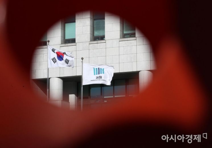 법무부 검사징계위원회가 윤석열 검찰총장에게 정직 2개월의 처분을 내린 16일 서울 서초구 대검찰청에 적막감이 감돌고 있다./김현민 기자 kimhyun81@
