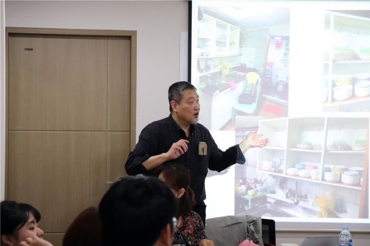 지난해 성북구를 방문해 ‘고령친화 맞춤형 주거관리 서비스’ 청년사업단을 대상으로 일본의 고령친화 주택개조 상황에 대한 강의를 진행하고 있는 오사카시립대 우에다 히로유키 교수