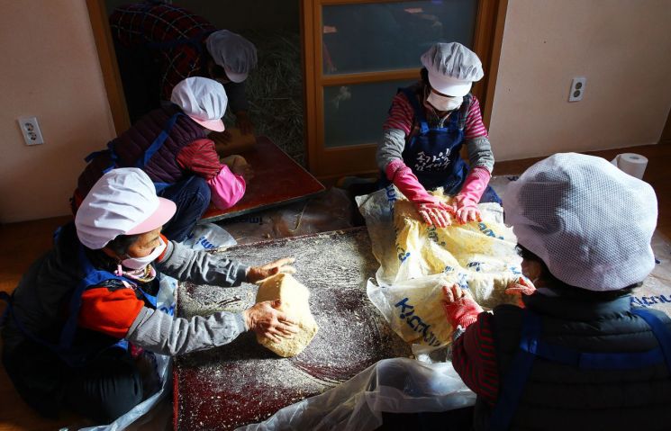  [포토] 전통 방식 메주 만들기 