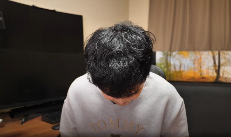 간장게장집이 음식 재사용을 하고 있다며 허위 영상을 올린 유튜버가 해명 영상에서 사과하고 있다. 사진='하얀트리' 유튜브 채널 갈무리.