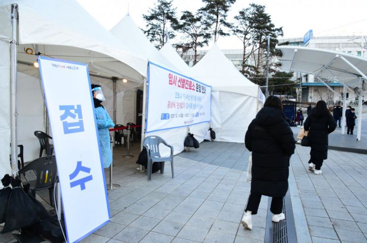 중랑구 면목역 광장과 망우역 공원 임시선별진료소 운영