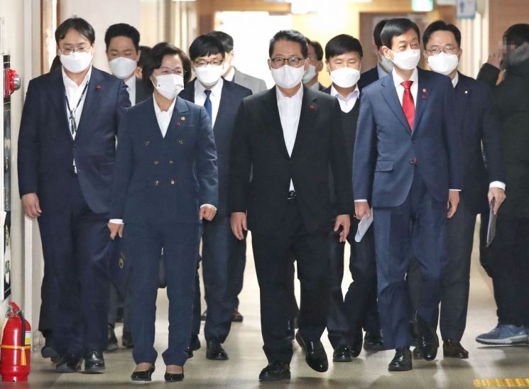 추미애 법무부 장관(앞줄 왼쪽 두 번째부터), 박지원 국정원장, 진영 행정안전부 장관이 16일 오후 서울 종로구 정부서울청사에서 열린 권력기관 개혁 관련 언론 브리핑에 참석하고 있다. [이미지출처=연합뉴스]