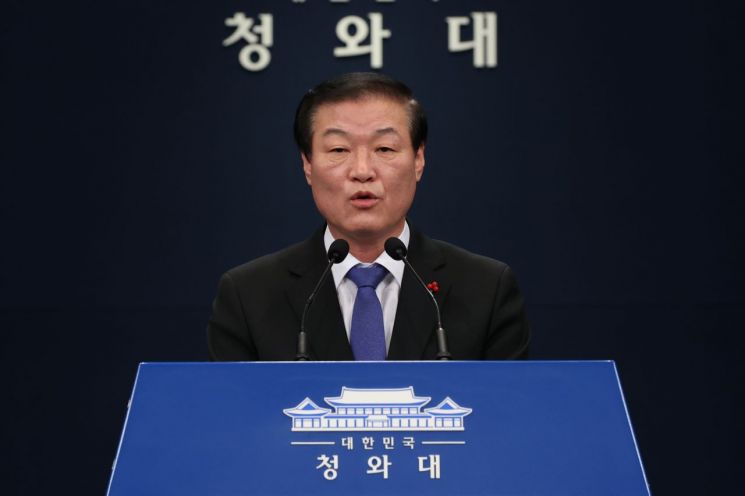 정만호 청와대 국민소통수석이 16일 오후 청와대에서 윤석열 검찰총장의 징계안에 대한 문재인 대통령의 재가와 관련해 브리핑하고 있다. 2020.12.16 [이미지출처=연합뉴스]