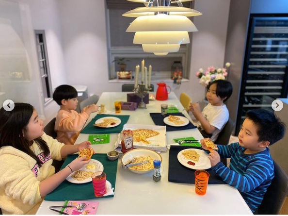 '이범수♥' 이윤진, 명품백 가득한 드레스룸 공개…럭셔리 자택 '눈길'