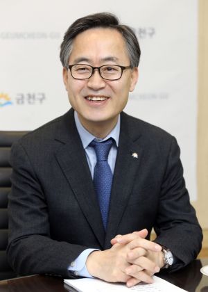 [포토]유성훈 금천구청장, 지방자치행정 대상 수상