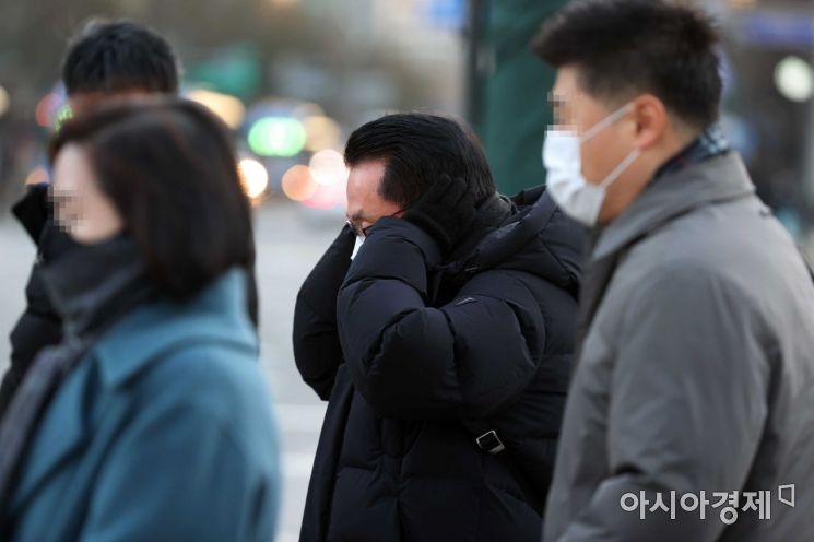 겨울 강추위가 이어진 17일 서울 광화문 사거리에서 한 시민이 보행신호를 기다리며 귀를 감싸고 있다. /문호남 기자 munonam@
