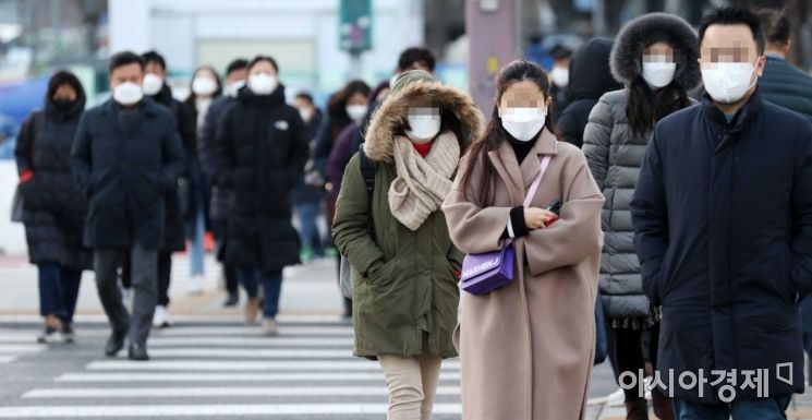 지난 17일 서울 광화문 사거리에서 두꺼운 옷을 입은 시민들이 출근길 발걸음을 재촉하고 있다. /문호남 기자 munonam@
