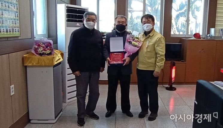이영희 상주시노인회 공성면분회 부회장이 16일 표창패를 받고 기념촬영하고 있는 모습.