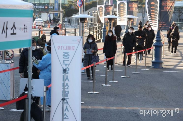 "이럴 거면 단계는 왜 나눴나요?" 3단계 격상 신중론에 시민들 '분통'