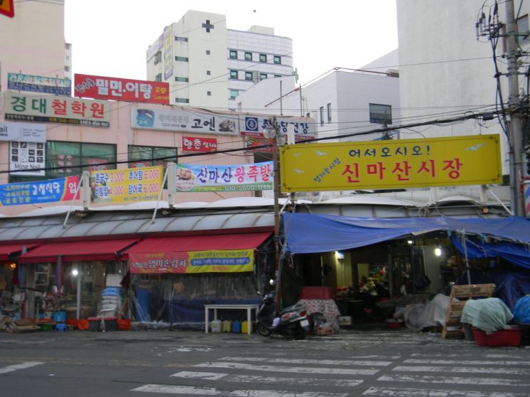 사람들로 북적여야 할 신마산시장에는 고요한 적막만이 흐르고 있다. (사진=박새얀 기자)