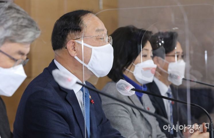 홍남기 부총리 겸 기획재정부 장관이 17일 오후 서울 종로구 정부서울청사 합동브리핑실에서 2021년 경제정책방향을 발표하고 있다.홍남기 경제부총리 겸 기획재정부 장관이 17일 오후 서울 종로구 정부서울청사 합동브리핑실에서 2021년 경제정책방향을 발표하고 있다./강진형 기자aymsdream@