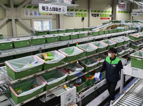 롯데마트 중계점 직원이 피킹된 상품들을 배송할 수 있도록 포장하는 패킹 작업을 하고 있다.