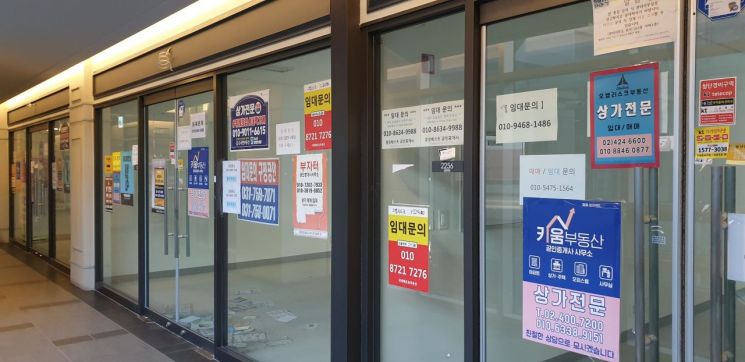 위례중앙광장과 맞닿은 '위례오벨리스크' 상가 대부분이 임차인을 구하지 못해 공실로 남아있다. [류태민 기자]