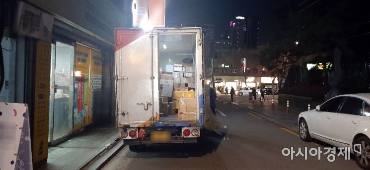코로나19 상황에서 택배 노동자들은 업무 과중에 시달리고 있다. 늦은 시각에도 밀려오는 주문을 받고 배송을 이어간다. 사진=한승곤 기자 hsg@asiae.co.kr