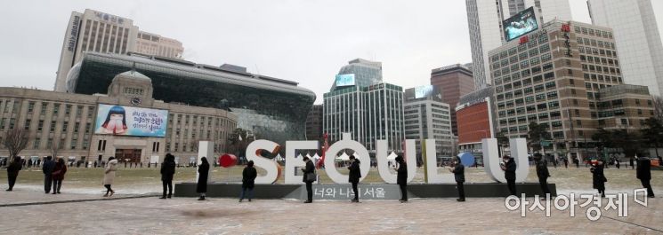 신종 코로나바이러스 감염증(코로나19) 신규 확진자가 1천62명 늘어난 18일 서울 중구 서울광장에 마련된 임시선별검사소에서 시민들이 진단검사를 받기 위해 긴 줄을 서 있다./김현민 기자 kimhyun81@
