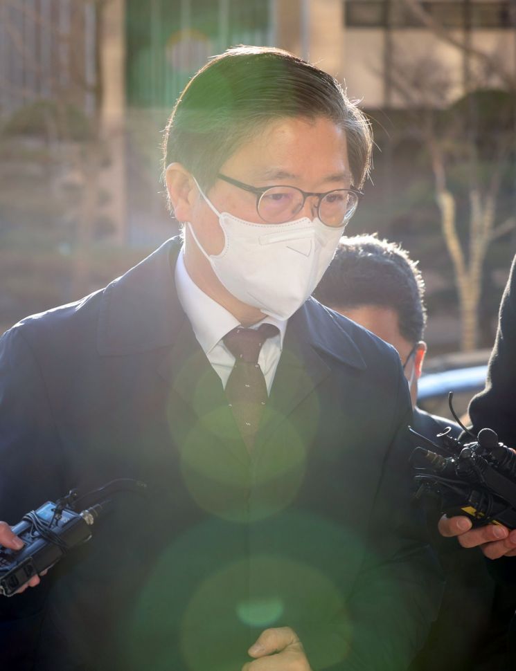 변창흠 국토교통부 장관 후보자가 8일 오전 정부과천청사 서울지방국토관리청에 마련된 청문회 준비 사무실에 출근하고 있다. (사진=연합뉴스)