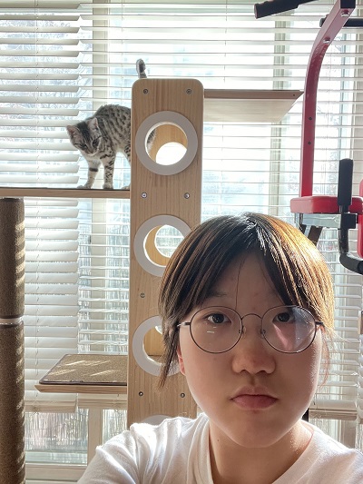 주현씨는 두 달 전부터 반려묘 '참깨'를 키우기 시작했다. 참깨는 주현씨와 줌(Zoom)으로 인터뷰 하는 동안 틈틈이 자신의 존재를 드러냈다. 도도하게 걷는 모습이 귀여웠다. 6개월 된 참깨와 주현씨.(사진=이주현씨 제공)