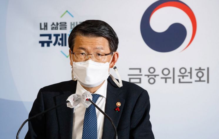 은성수 금융위원장이 지난 14일 서울 종로구 정부서울청사 합동브리핑실에서 열린 송년 기자간담회에서 질문에 답변하고 있는 모습. [이미지출처=연합뉴스]