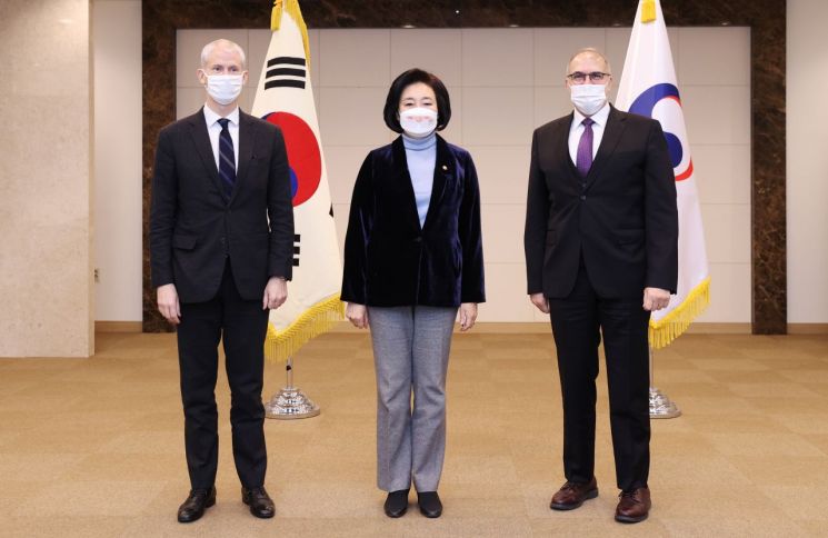 18일 박영선 중기부 장관과 프랑크 리에스터 프랑스 대외무역투자 장관이 서울 종로구 정부서울청사에서 면담을 통해 양국간 중소기업·스타트업 협력방안을 논의했다.