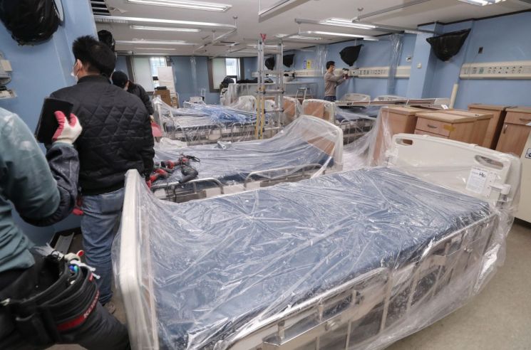 코로나19 중증 환자 가용 병상 확보가 시급한 19일 오전 경기도 평택시에 있는 박애병원에서 공사 관계자들이 음압 병실 등 시설 개선 작업에 분주하다.<이미지:연합뉴스>