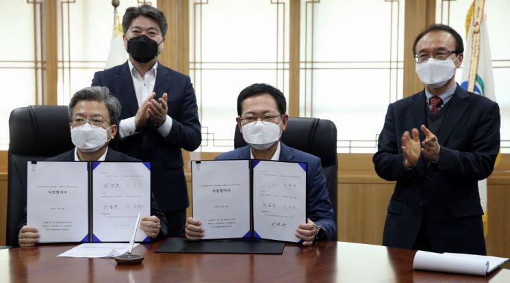 박남춘 인천시장과 이원재 인천경제청장(왼쪽)이 18일 온라인을 통해 '연세대 국제캠퍼스 2단계 조성사업 협약'을 체결한 후 기념촬영을 하고 있다. [사진 제공=인천경제청]