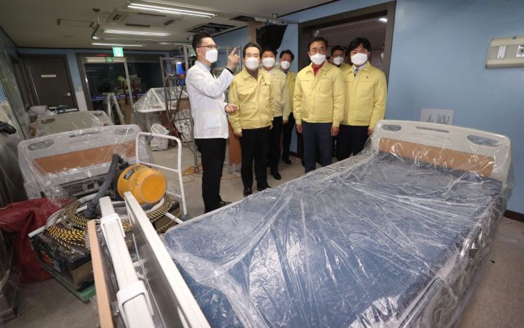 정세균 국무총리(왼쪽 두번째)가 코로나19 병상 현장점검으로 19일 오전 경기도 평택시에 있는 박애병원을 찾아 김병근 병원장으로부터 현황 설명을 듣고 있다.<이미지:연합뉴스>