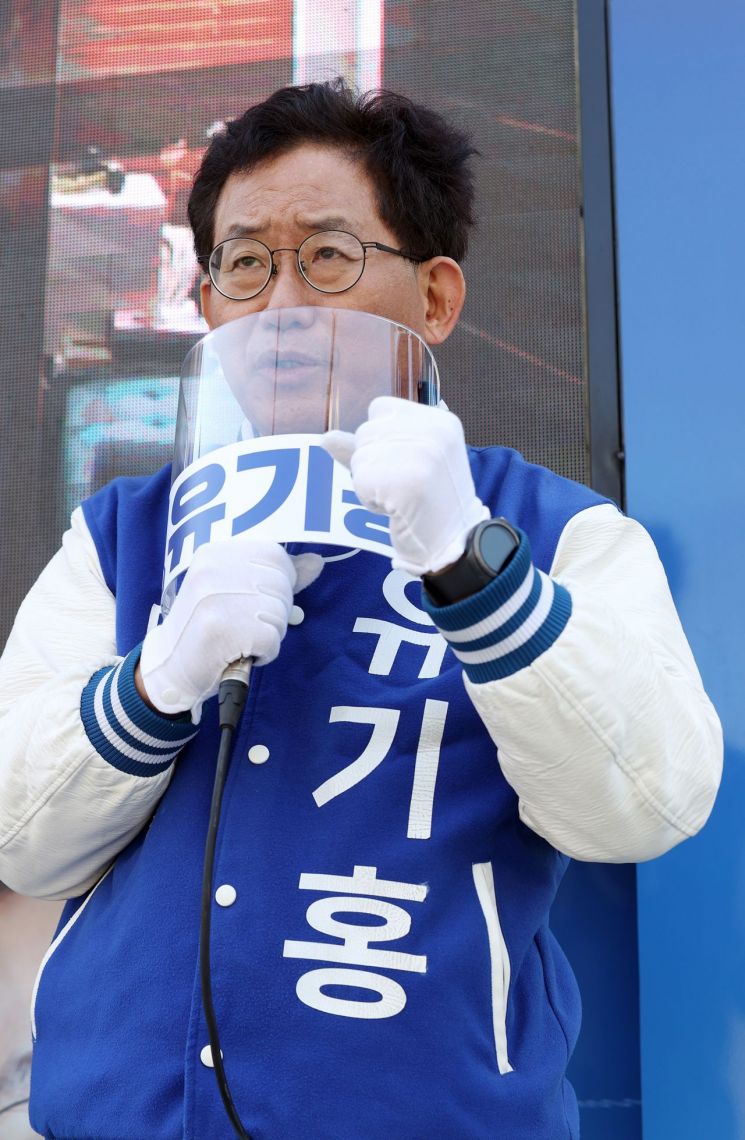 유기홍 더불어민주당 의원이 지난 4월 8일 서울 관악구 서울대입구역 인근에서 차량유세를 하며 지지를 호소하고 있다. [이미지출처=연합뉴스]