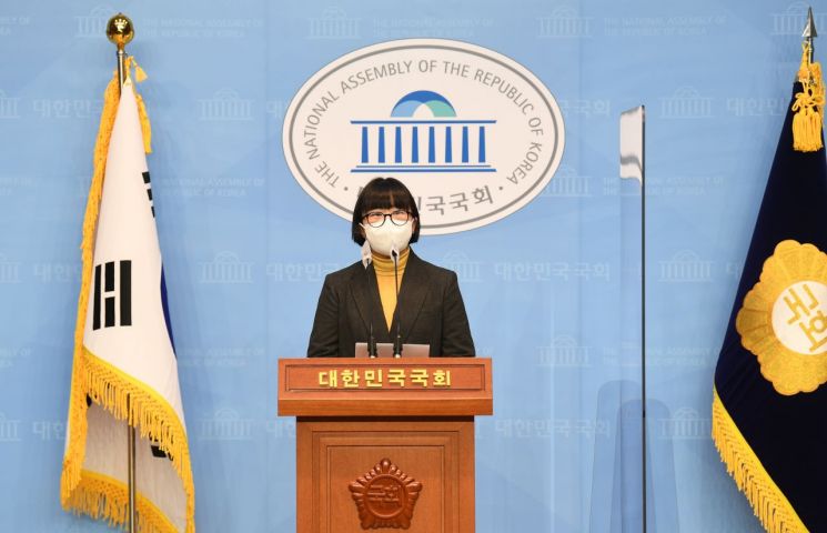 조은주  더불어민주당 청년대변인이 6일 서울 여의도 국회 소통관에서 더불어민주당 청년TF 보호종료아동 간담회 결과 기자회견을 하고 있다. [이미지출처=연합뉴스]