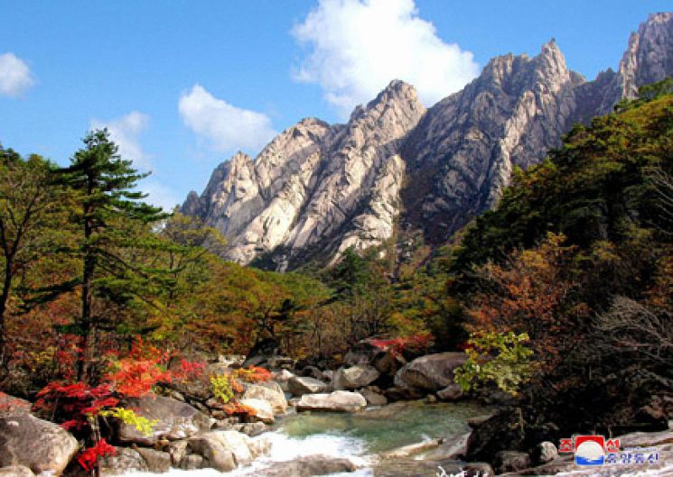 조선중앙통신은 금강산 만물상(萬物相)의 절경을 한눈에 볼 수 있는 천선대(天仙臺)의 가을 풍경 사진을 지난 11월 4일 공개했다. 천선대는 해발 높이 936m의 봉우리로 벼랑 중턱에는 선녀들이 내려와 치장하던 곳이라는 전설이 전해오는 '선녀화장호'가 있다. <사진=조선중앙통신 홈페이지 캡처>