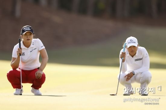 김세영(왼쪽)과 고진영이 CME그룹 투어챔피언십 최종일 3번홀에서 신중하게 퍼팅 라인을 읽고 있다. 네이플스(美 플로리다주)=Getty images/멀티비츠