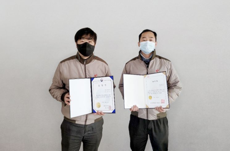 제57회 무역의 날을 맞아 산업통상자원부장관 표창을 수상한 비엔스틸라 김도영 과장(왼쪽)과 한국무역협회장 표창을 수상한 비엔스틸라 손용민 반장.