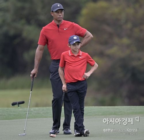‘골프황제’ 타이거 우즈와 아들 찰리가 지난해 PNC챔피언십에서 경기하는 모습.