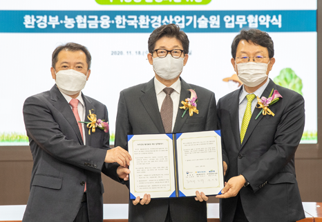 조명래 환경부 장관(가운데)은 지난달 18일 서울 중구 농협 본사에서 진행된 '녹색금융 활성화를 위한 업무협약(MOU)식'에 참석해 녹색분야 투자를 위한 금융권의 역할과 책임을 당부했다.