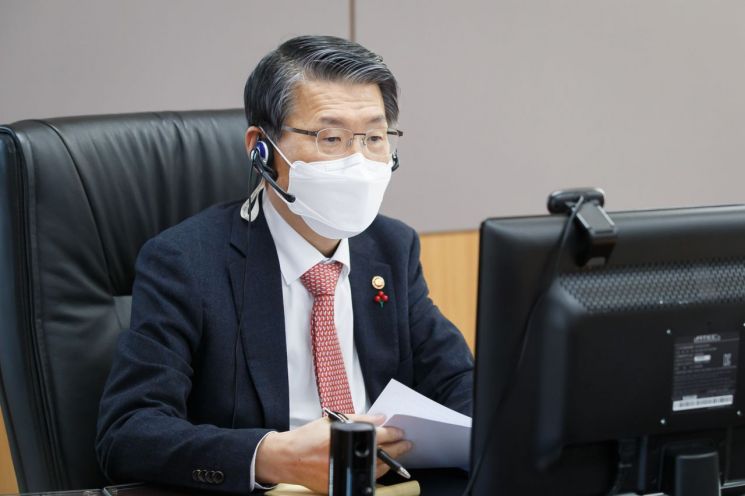 은성수 금융위원장이 21일 서울 종로구 정부서울청사에서 코로나19 대응 정책평가 간담회를 비대면 화상회의로 진행하고 있다.