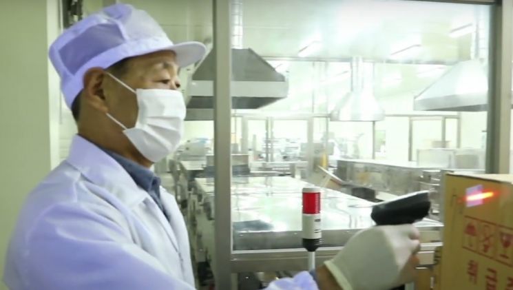생산된 제품을 점검 중인 정길환 청해에스앤에프 대표. [사진=TIPA]