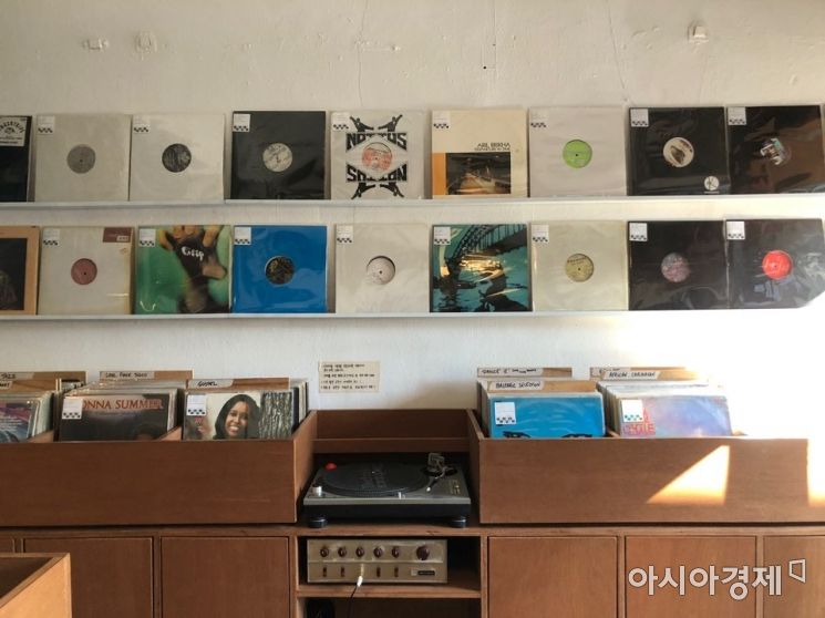 중고 바이닐 가게 '모자이크 서울'의 내부. 다양한 LP들이 눈길을 끈다./사진=강주희 기자 kjh818@asiae.co.kr