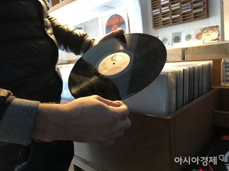중고 바이닐 가게 '모자이크 서울'의 사장 커티스 감부가 LP에 대해 설명하고 있다./사진=강주희 기자 kjh818@asiae.co.kr