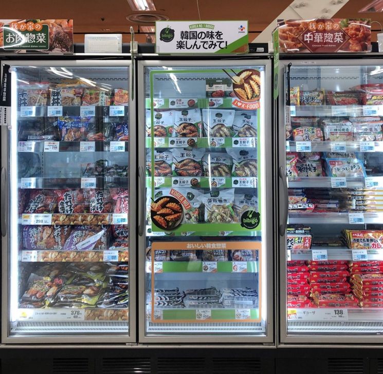 일본의 한 대형마트 냉동고에 진열된 비비고 만두 제품.