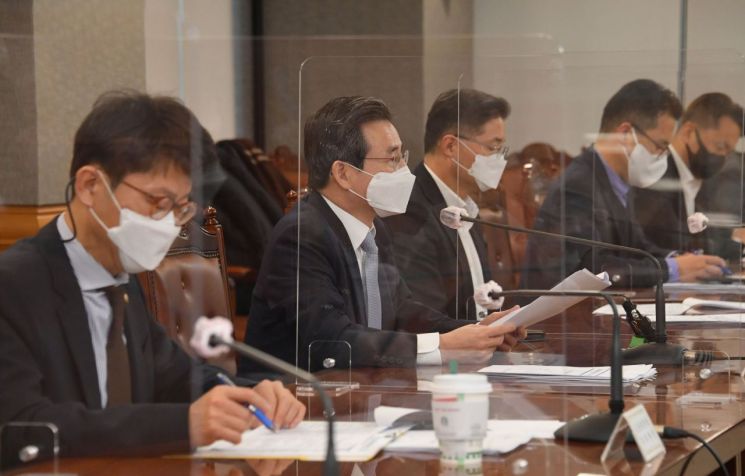 김용범 기획재정부 1차관(왼쪽 두번째)이 22일 서울 은행회관에서 열린 거시경제금융회의를 주재하고 있다.