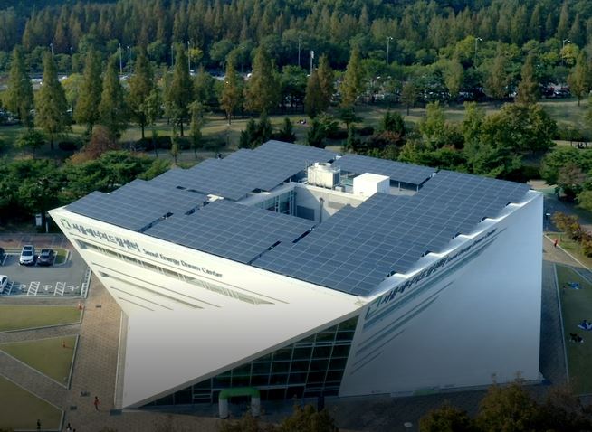 서울에너지드림센터는 건물 옥상에 설치한 태양광 패널 발전을 통해 필요한 전력을 스스로 만들어 사용하고 남은 전력은 한국전력에 판매하고 있다.
