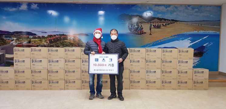 증도면 발전협의회 박형기 회장이 코로나19 예방 마스크 1만 개를 증도면에 기증했다. (사진=신안군 제공)