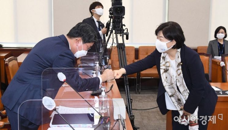 [포토] 인사 나누는 전해철·서영교