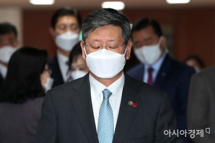 [포토]회의실 들어서는 이용구 법무부 차관