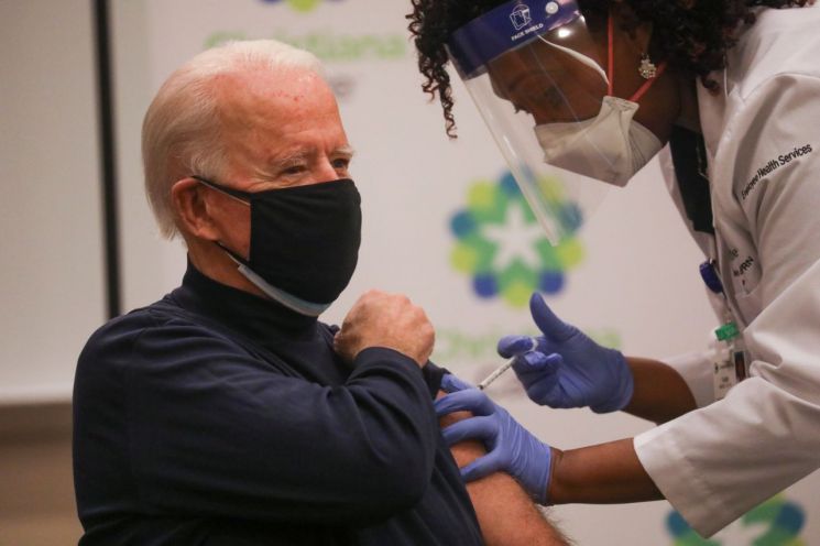 조 바이든 미국 대통령이 당선인 시절이던 지난해 12월 화이자 코로나19 백신을 공개 접종받고 있다. [이미지출처=로이터연합뉴스]