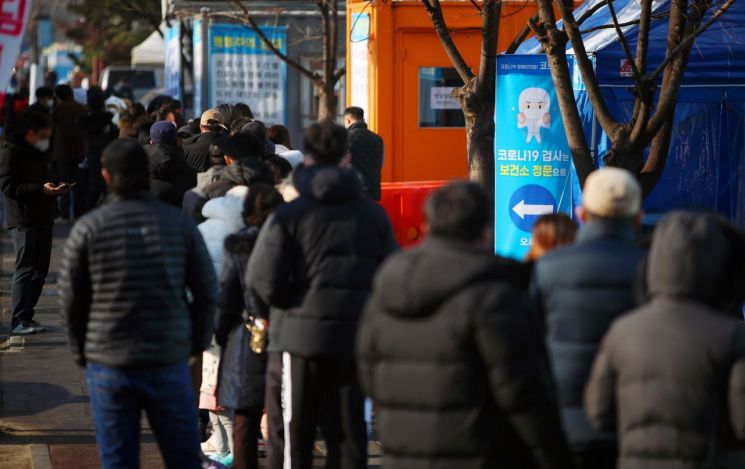 대구 동구의 한 교회에서 코로나19 확진자가 다수 발생한 21일 동구보건소에 마련된 선별진료소에서 시민들이 검사를 받기 위해 길게 줄지어 기다리고 있다.<이미지:연합뉴스>